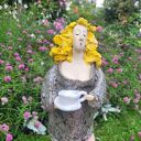 ceramiczna postać kobiety z filiżanką