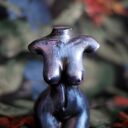 Kobieta niebieska i fioletowa - metaliczna rzeźba z gipsu 10 cm