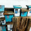 Drewniana dekoracja z domkami - Na Skarpie