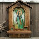 Drewniana kapliczka - Anioł czuwający