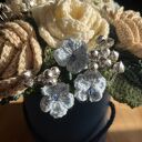 Elegancki flowerbox szydełkowy z wiecznymi różami - prezent dla niej