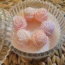 Urocza świeca sojowa z różyczkami w szklanej bombonierze z chwostem