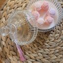 Urocza świeca sojowa z różyczkami w szklanej bombonierze z chwostem