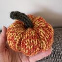 Wełniana dynia ozdobna handmade w kolorze żółto-pomarańczowym