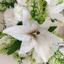 Biały wianek wiklinowy na drzwi z liliami - dekoracja kwiatowa handmade
