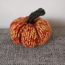 Wełniana dynia ozdobna handmade w kolorze żółto-pomarańczowym