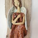 Ceramiczny anioł na starej desce - Strażnicy Miłości