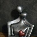 Rzeźba z gipsu Para Zakochanych srebrna - wys. 11,8 cm