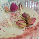 Piękna świeca sojowa o zapachu różanym w szklanej bombonierze z chwostem. Idealna na Dzień Matki