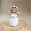 Aniołek z serduszkiem - filcowana figurka