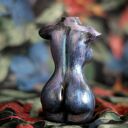 Kobieta niebieska i fioletowa - metaliczna rzeźba z gipsu 10 cm