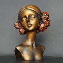 Rzeźba portret kobiety z kwiatami we włosach wys. 13 cm