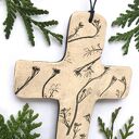 Ceramiczny krzyżyk z polnymi roślinami na ścianę