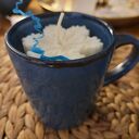 Świeca sojowa ze sniezynka w pieknym kubku ceramicznym o kolorze kobaltu