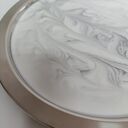 Elegancka metalowa taca dekoracyjna z żywicy epoksydowej 25 cm
