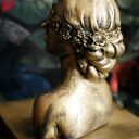 Rzeźba z gipsu - złota kobieta z podstawką, 9 cm