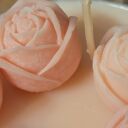 Urocza świeca sojowa z różyczkami w szklanej bombonierze z chwostem