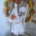Anielica na obręczy na makramowej huśtawce - anioł stróż dekoracja handmade
