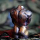 Tęczowy mężczyzna w kolorach metalicznych - rzeźba z gipsu (8,5 cm)