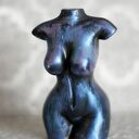 Kobieta niebieska i fioletowa - metaliczna rzeźba z gipsu 10 cm
