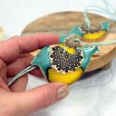 Ozdoby wiszące ptaszki z ornamentem - dekoracja ceramiczna