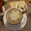 Śliczna świeca sojowa ze śniezynka z wosku w filiżance