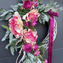 Asymetryczny wianek na drzwi z kwiatów - Fuksjowa Elegancja (45 cm)