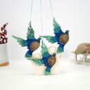 Turkusowe ptaki w locie - ceramiczne ozdoby wiszące