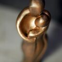 Rzeźba z gipsu - Para Zakochanych w złotym brązie (15 cm)