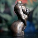 Rzeźba z gipsu - figurka kobiety w oliwkowym kolorze, wys. 8,5 cm