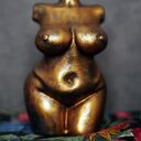 Duża kobieta w metalicznym złocie ognistym, 14 cm, rzeźba z gipsu