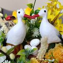 Flowerbox z bocianami na wiosnę - dekoracja wnętrz z kwiatów sztucznych