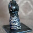 Figurka mężczyzny w ręczniku z gipsu modelarskiego na podstawce (wys. 10,7 cm)