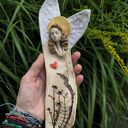 Ceramiczny anioł z kwiatami polnymi - dekoracja ścienna