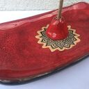 Czerwony ceramiczny talerzyk i stożek na kadzidełko