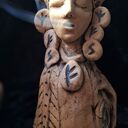 Ceramiczny kominek zapachowy - kadzielnica Szamanka z runami (backflow)