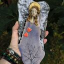 Anioł w fioletowej sukni z liśćmi - ceramiczna dekoracja ścienna