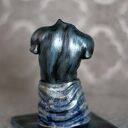 Figurka mężczyzny w ręczniku z gipsu modelarskiego na podstawce (wys. 10,7 cm)