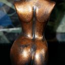 Złota Kobieta - rzeźba z gipsu 9 cm, czarny i metaliczne złoto