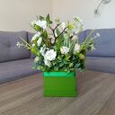 Wiosenny flowerbox z bocianami - kompozycja kwiatowa w pudełku