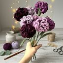 Goździk szydełkowy z liściem - ręcznie robiony, kwiat