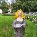 ceramiczna postać kobiety z filiżanką