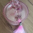 Piękna świeca sojowa o zapachu różanym w szklanej bombonierze z chwostem. Idealna na Dzień Matki