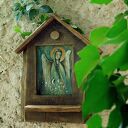 Drewniana kapliczka - Anioł pilnujący domostwa