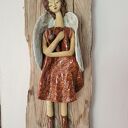 Ceramiczny Anioł na Starym Drewnie - Kolekcja „Strażnicy