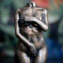 Rzeźba z gipsu - figurka kobiety w oliwkowym metalicznym kolorze, wys. 8,5 cm