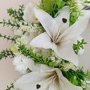 Biały wianek wiklinowy na drzwi z liliami - dekoracja kwiatowa handmade