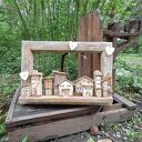 Rustykalna rama okienna z miasteczkiem pełnym miłości