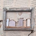 Rustykalna rama okienna z miasteczkiem pełnym miłości