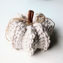 Dynia fantazyjna szydełkowa - jesienna dekoracja handmade z cynamonowym ogonkiem